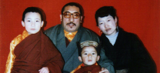 XVII Karmapa (kairėje) su tėvu Mipamu Rinpoče, motina Dečen Vangmo ir broliu Sionamu Cemo Rinpoče.