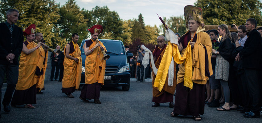 Tajė Dordžė, jo Šventenybė XVII Karmapa vyko į Renčen Ulmą Vokietijoje, pagrindinę Kunzigo Šamaro Rinpočės būstinę Europoje, parlydėti savo mokytojo kudung (palaikų) į Delį.