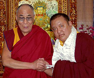 2010 m. rugpjūčio 13 d. Šamaras Rinpočė susitiko su Jo Šventenybe Dalai Lama išsamiai aptarti tebevykstančių Karmapų nesutarimų ir galimo jų sprendimo.