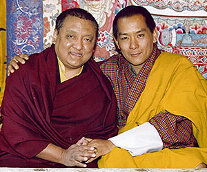 Jo Didenybė ketvirtasis Butano karalius Drukas Gjalpo Džigmė Singjė Vangčukas su Kunzigu Šamaru Rinpoče.